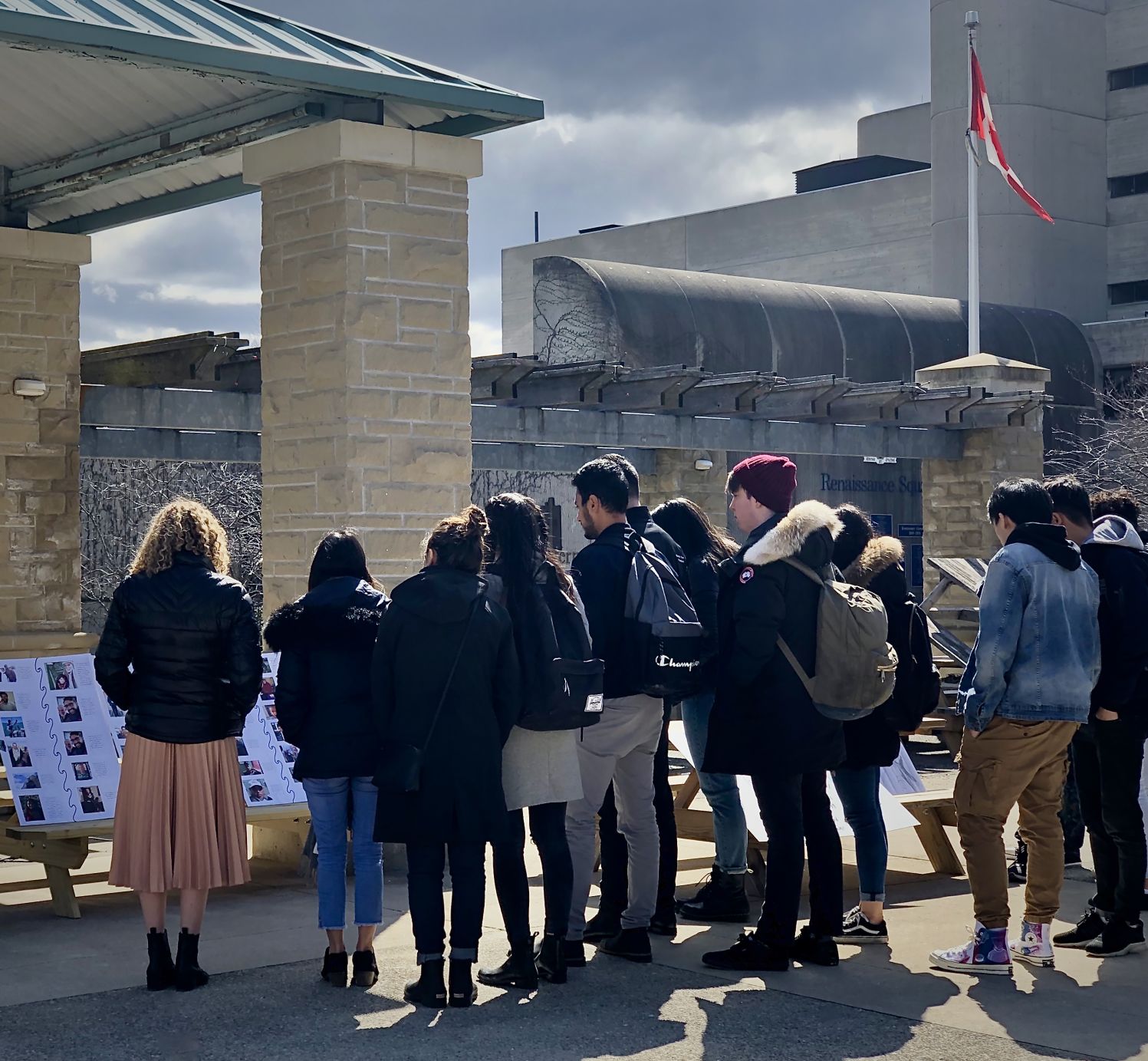 Students read the victims' names (Photo)